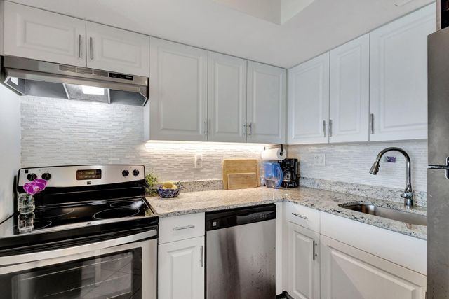 2936 Lake Shore Drive 309, Riviera Beach, FL 33404