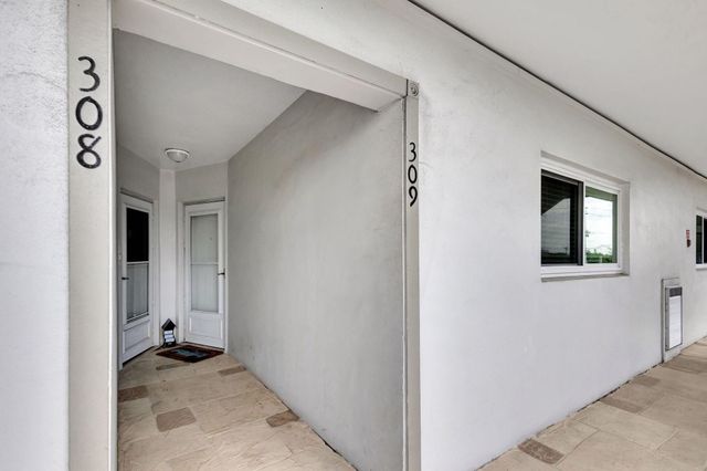 2936 Lake Shore Drive 309, Riviera Beach, FL 33404