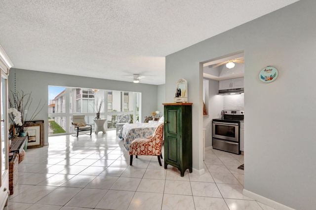 2936 Lake Shore Drive 309, Riviera Beach, FL 33404