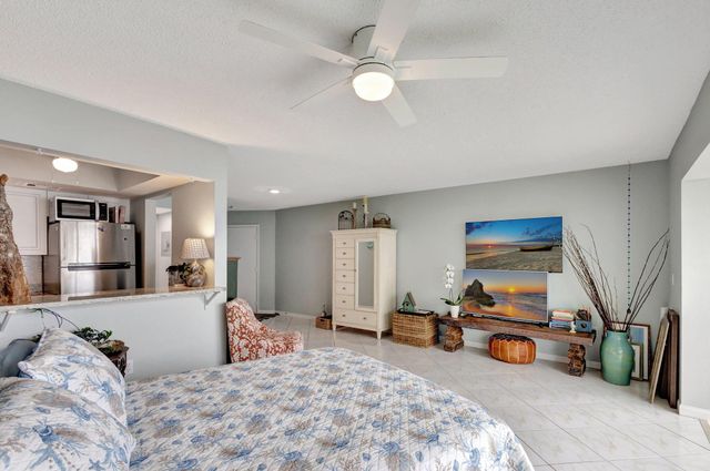 2936 Lake Shore Drive 309, Riviera Beach, FL 33404