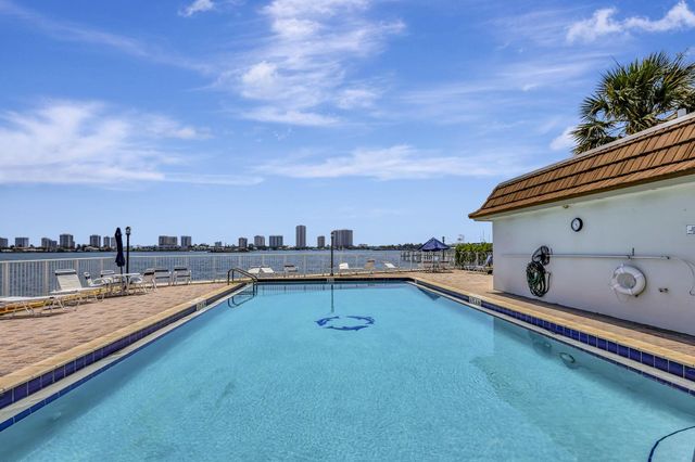 2936 Lake Shore Drive 309, Riviera Beach, FL 33404