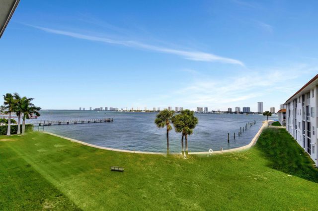 2936 Lake Shore Drive 309, Riviera Beach, FL 33404