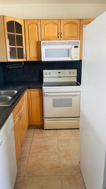 5111 W Oakland Park Boulevard 306, Lauderdale Lakes, FL 33313