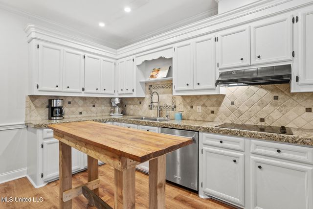 8 Charleston Avenue, Clinton, MS 39056