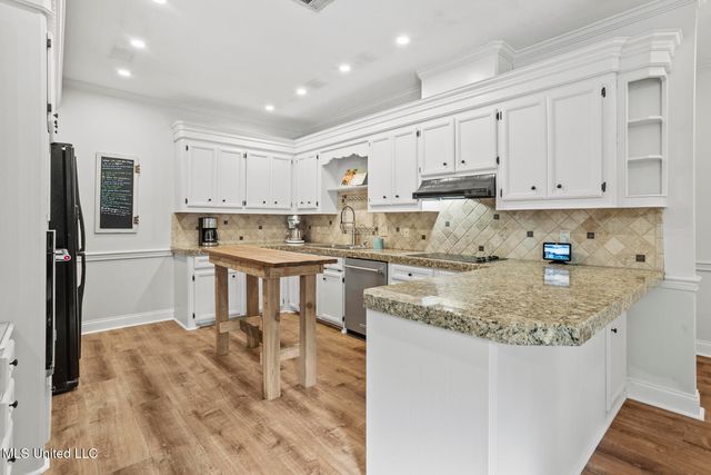 8 Charleston Avenue, Clinton, MS 39056