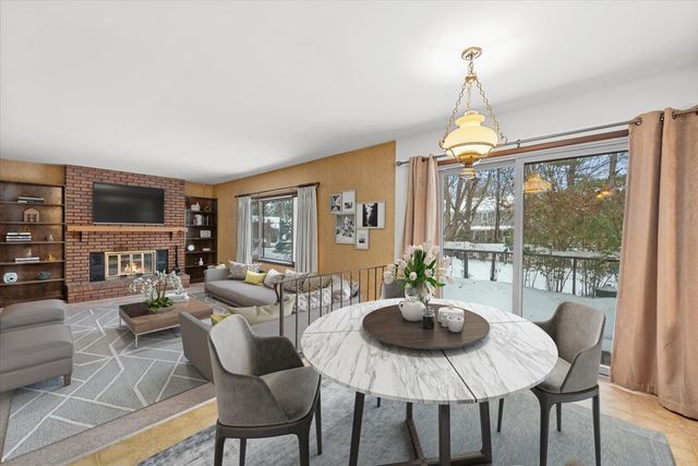 315 Leeds Court, Naperville, IL 60565