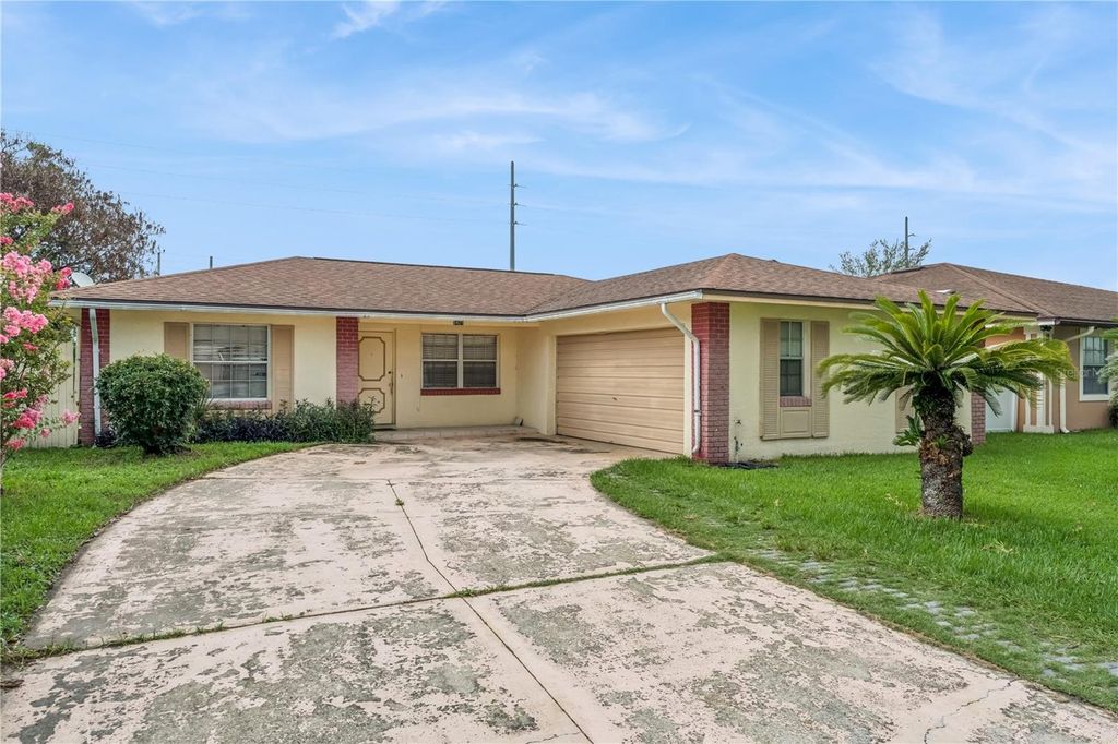 Image 2 of property listing at 5421 NOKOMIS CIRCLE, Orlando, FL 32839