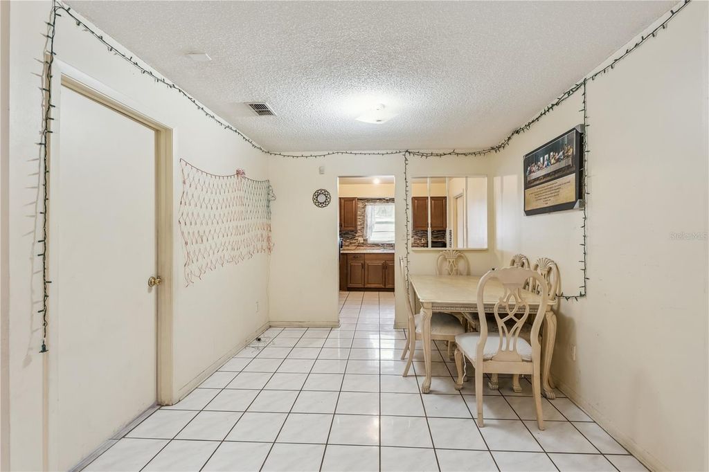 Image 5 of property listing at 5421 NOKOMIS CIRCLE, Orlando, FL 32839