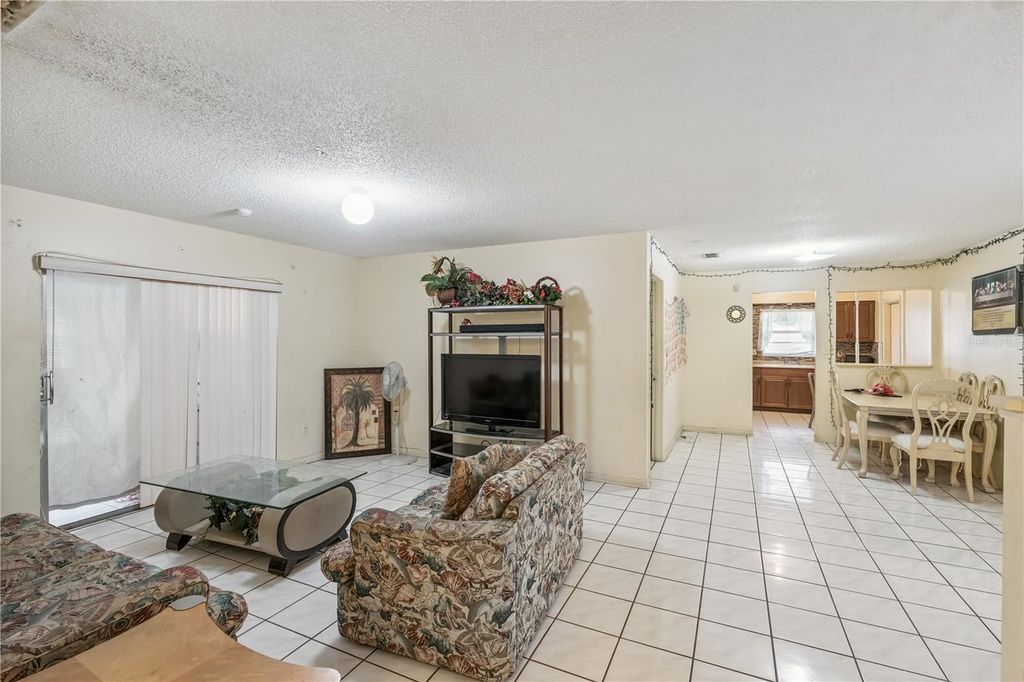 Image 6 of property listing at 5421 NOKOMIS CIRCLE, Orlando, FL 32839