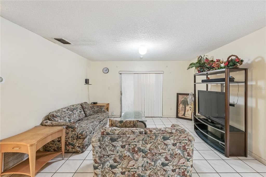 Image 7 of property listing at 5421 NOKOMIS CIRCLE, Orlando, FL 32839