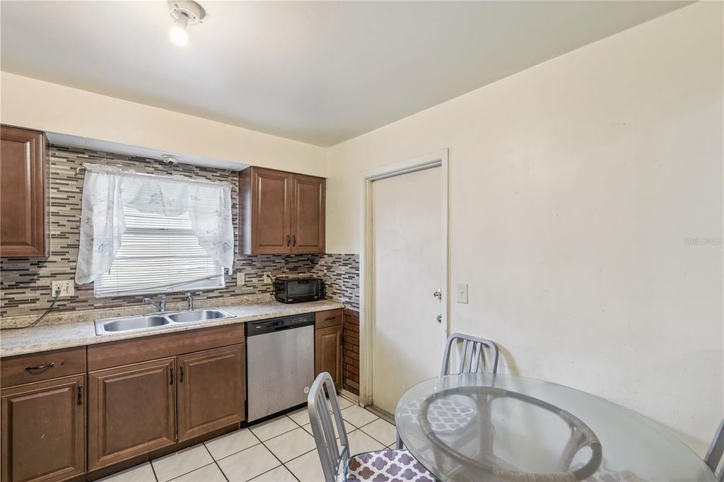 Image 8 of property listing at 5421 NOKOMIS CIRCLE, Orlando, FL 32839