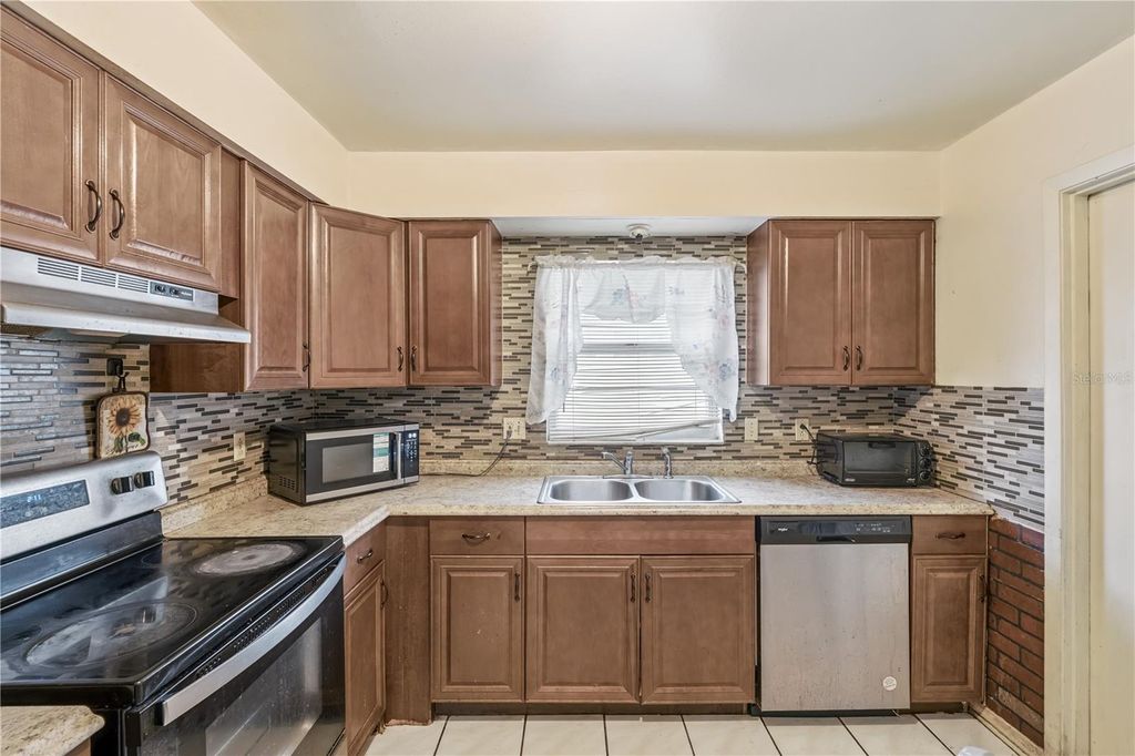 Image 9 of property listing at 5421 NOKOMIS CIRCLE, Orlando, FL 32839