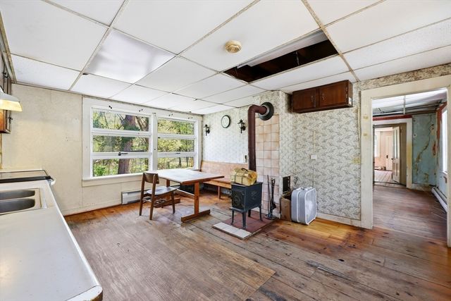 42 Shutesbury Rd, Leverett, MA 01054