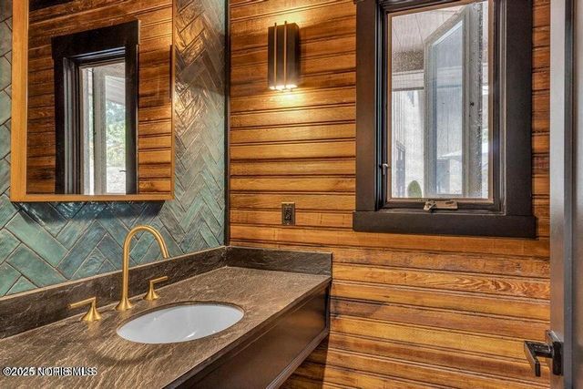 25001 W River Road, Perrysburg, OH 43551