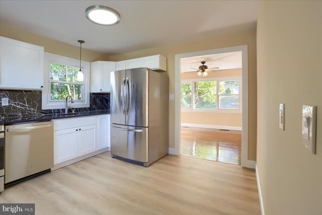 914 LAKEWOOD DR, Harrisburg, PA 17109