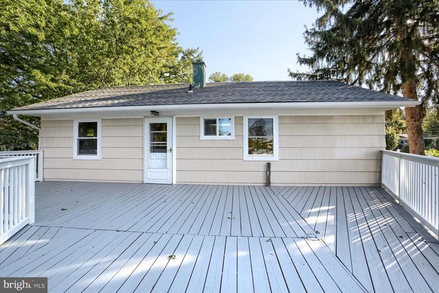 914 LAKEWOOD DR, Harrisburg, PA 17109
