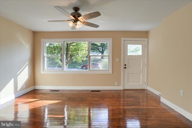 914 LAKEWOOD DR, Harrisburg, PA 17109