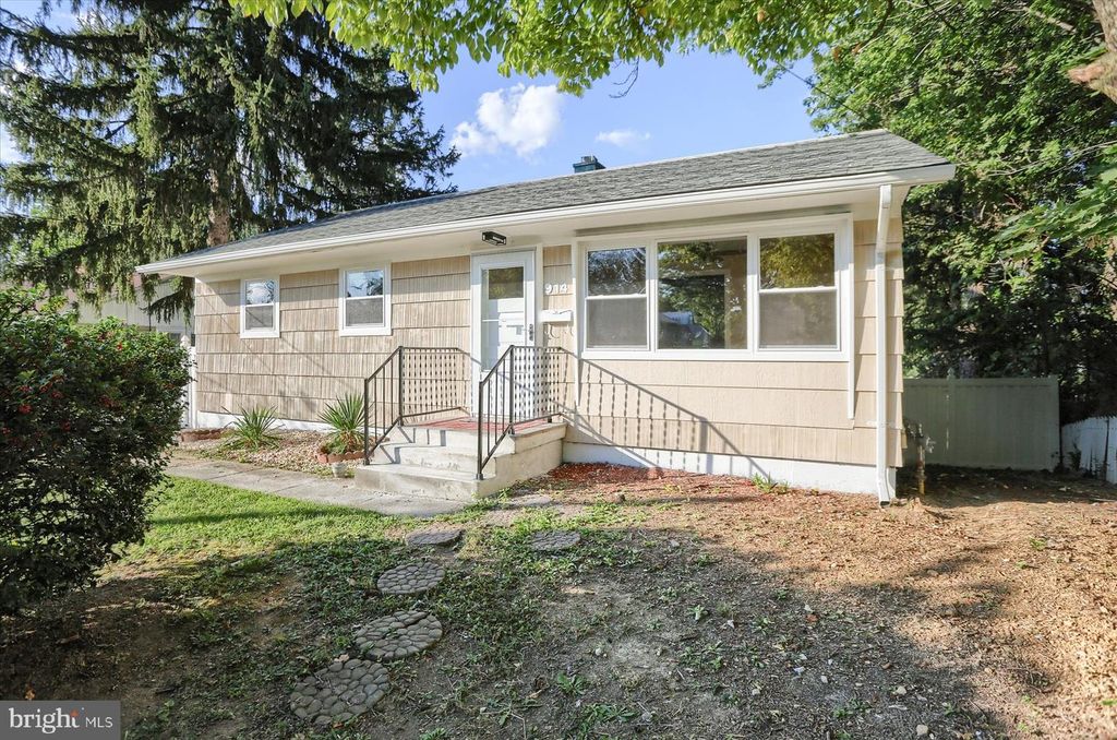 914 LAKEWOOD DR, Harrisburg, PA 17109