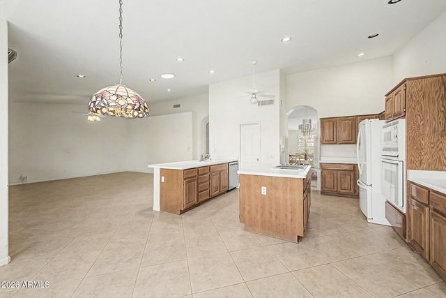 9525 E CHAMPAGNE Drive, Sun Lakes, AZ 85248