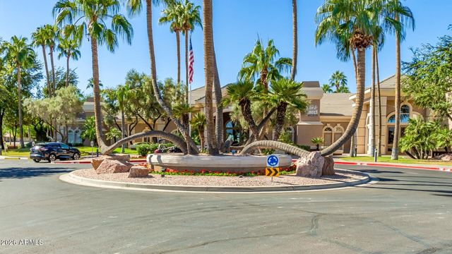 9525 E CHAMPAGNE Drive, Sun Lakes, AZ 85248