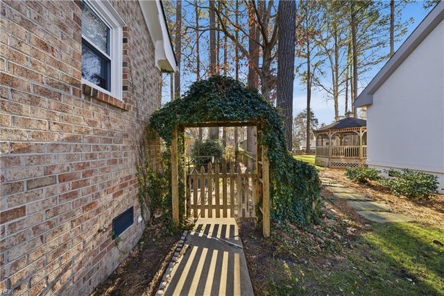 960 Forest Lakes DR, Chesapeake, VA 23322