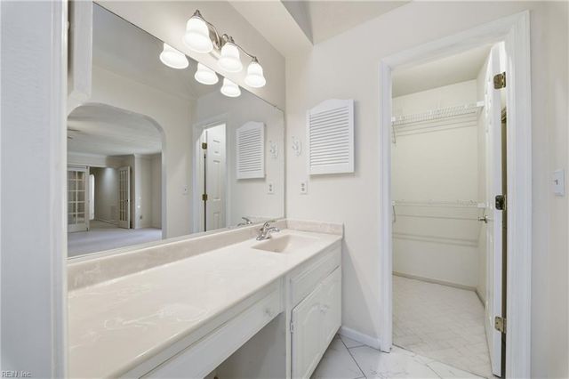 960 Forest Lakes DR, Chesapeake, VA 23322