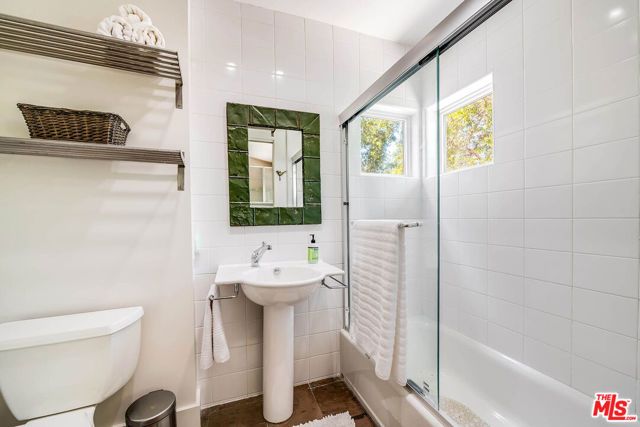 4504 Stern Avenue, Los Angeles, CA 91423