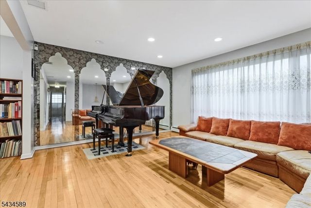 9 Arthur Ter, Livingston Twp., NJ 07039