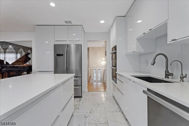 9 Arthur Ter, Livingston Twp., NJ 07039