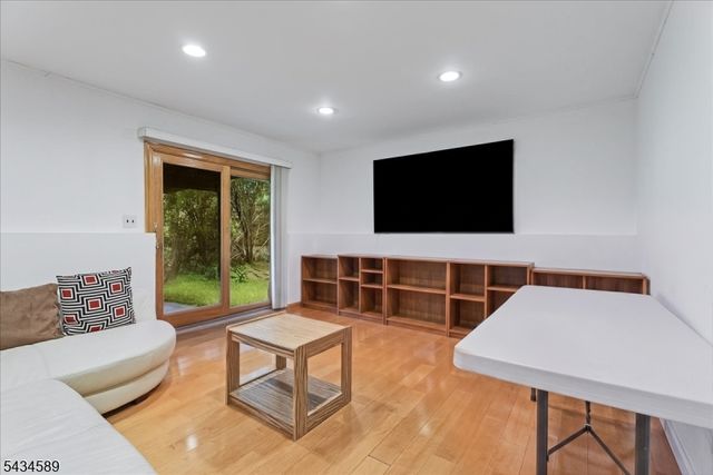 9 Arthur Ter, Livingston Twp., NJ 07039