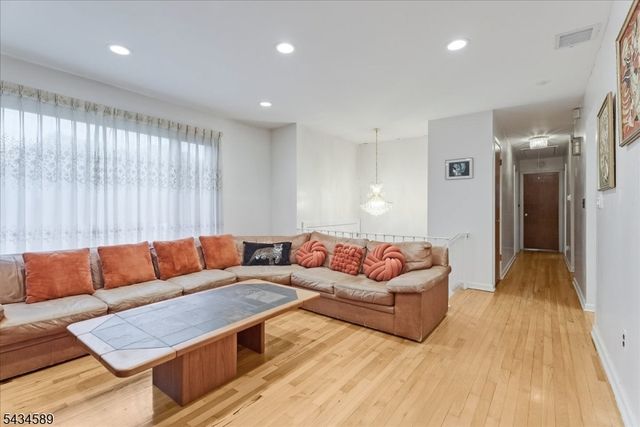 9 Arthur Ter, Livingston Twp., NJ 07039