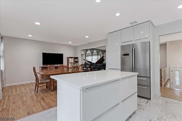9 Arthur Ter, Livingston Twp., NJ 07039