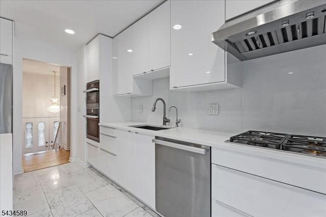 9 Arthur Ter, Livingston Twp., NJ 07039