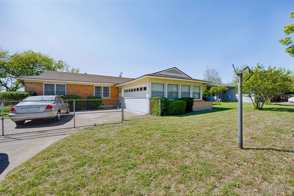 4123 Huckleberry Circle, Dallas, TX 75216