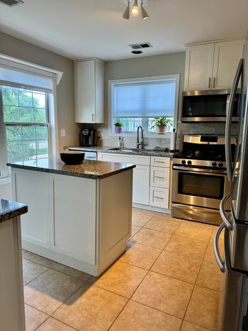 200 Chesterfield Court D, Schaumburg, IL 60193