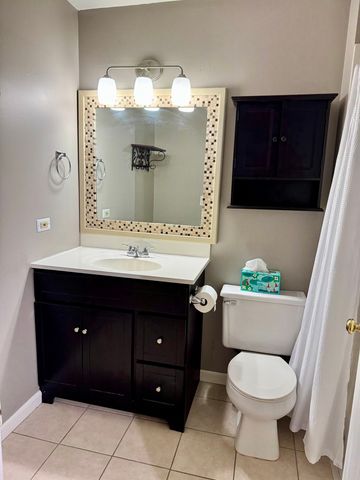 200 Chesterfield Court D, Schaumburg, IL 60193