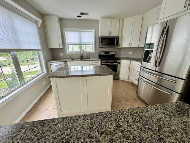 200 Chesterfield Court D, Schaumburg, IL 60193