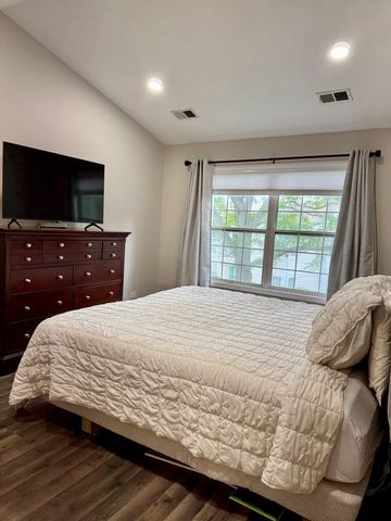 200 Chesterfield Court D, Schaumburg, IL 60193