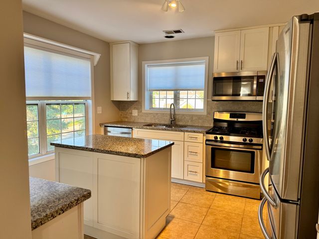 200 Chesterfield Court D, Schaumburg, IL 60193
