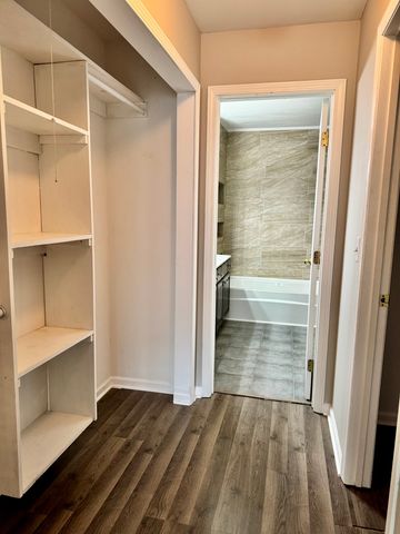 200 Chesterfield Court D, Schaumburg, IL 60193