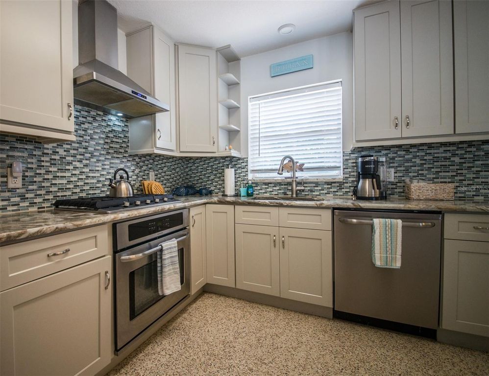 Image 10 of property listing at 1312 66TH STREET NW, Bradenton, FL 34209