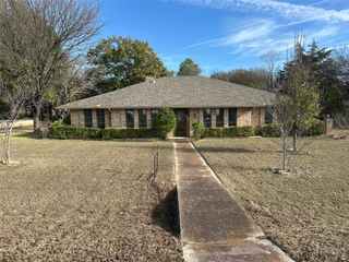 103 Red Bud Court, Oak Leaf, TX 75154