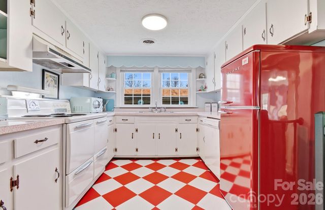 8 Concord Road, Asheville, NC 28803