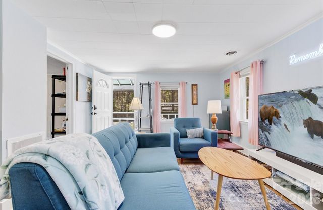 8 Concord Road, Asheville, NC 28803