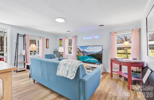 8 Concord Road, Asheville, NC 28803