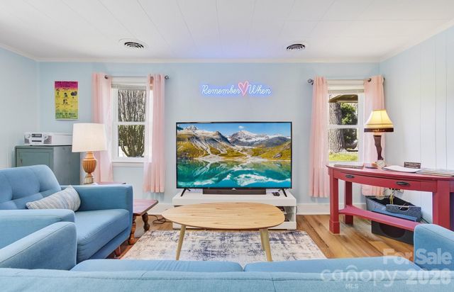 8 Concord Road, Asheville, NC 28803