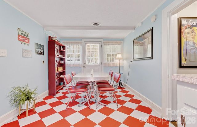 8 Concord Road, Asheville, NC 28803