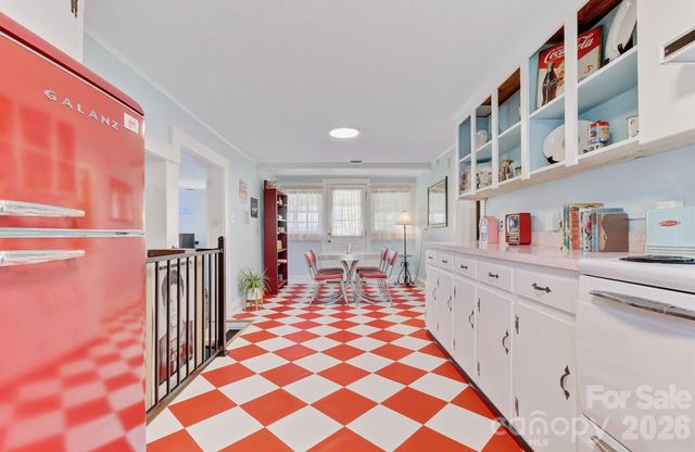 8 Concord Road, Asheville, NC 28803