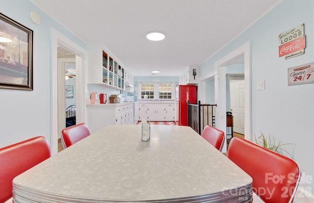 8 Concord Road, Asheville, NC 28803