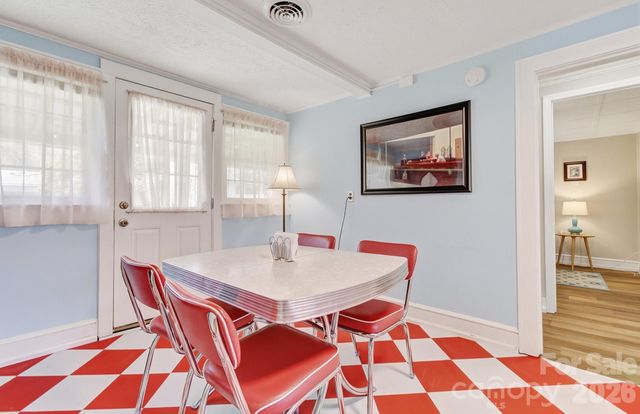 8 Concord Road, Asheville, NC 28803